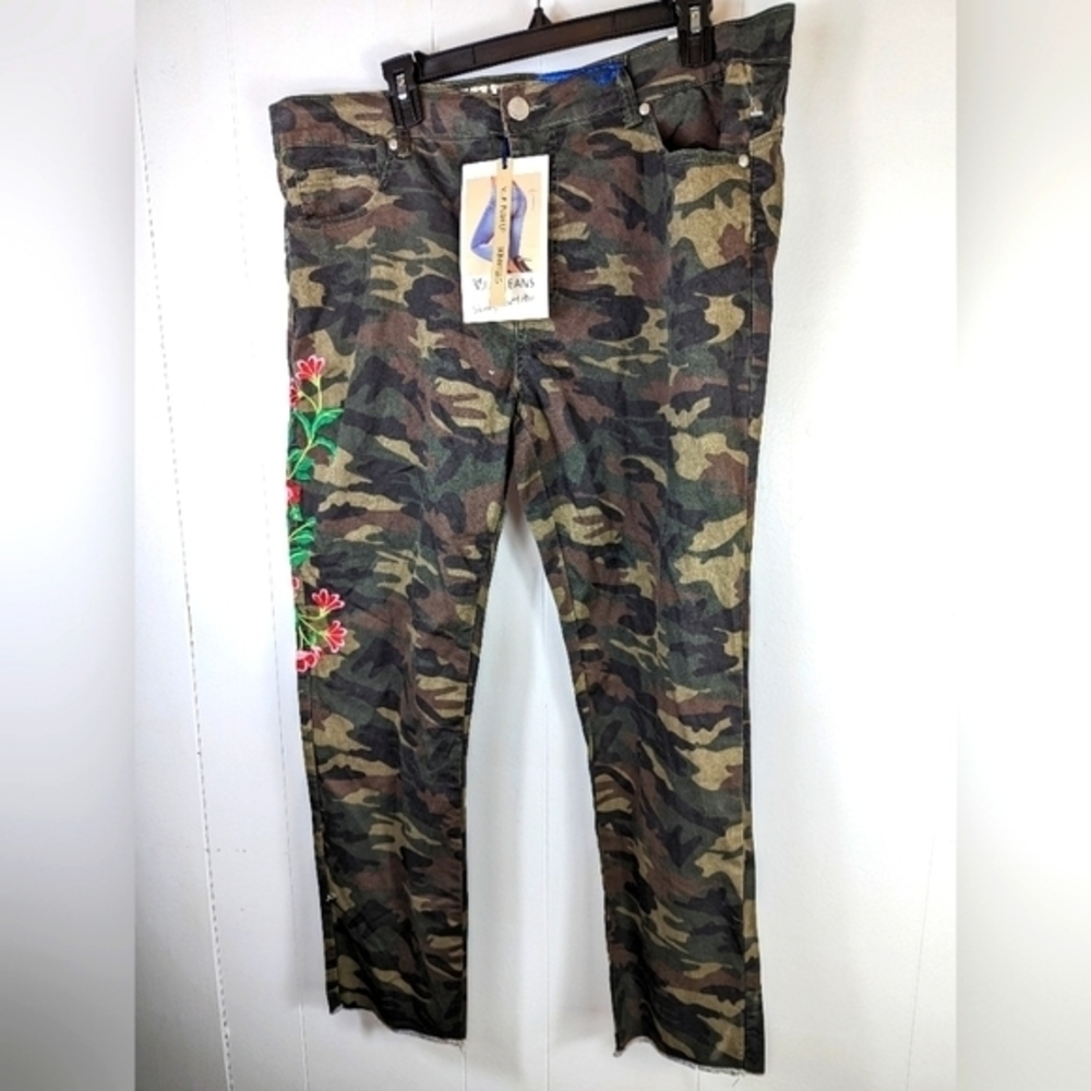 VIP Jeans Camo Embroidered Jeans Sz 22 Push Up‎ Skinny Leg Skinny Buttlifter